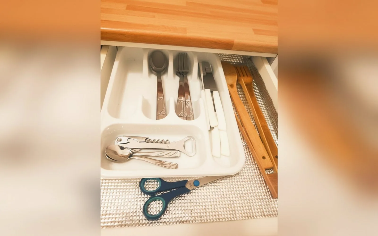 Cassetto con posate e utensili da cucina