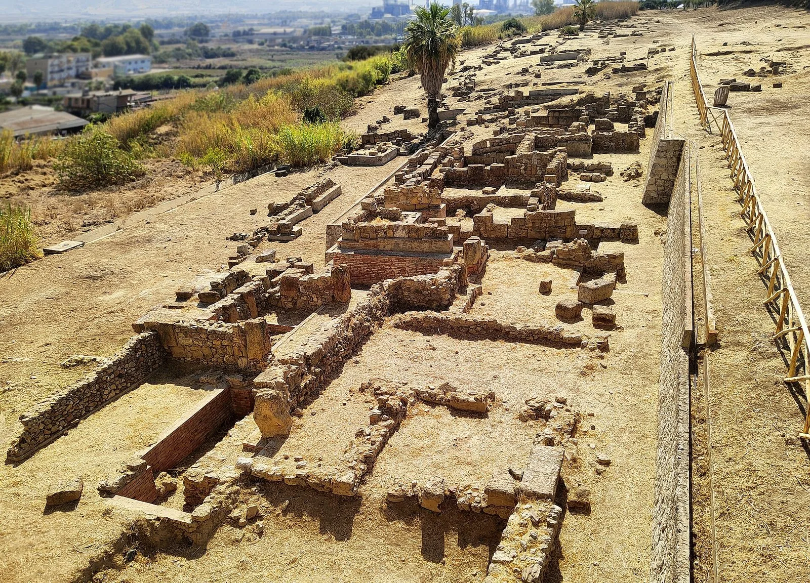 La colonna dorica superstite del tempio di Athena nell'area archeologica dell'acropoli di Gela
