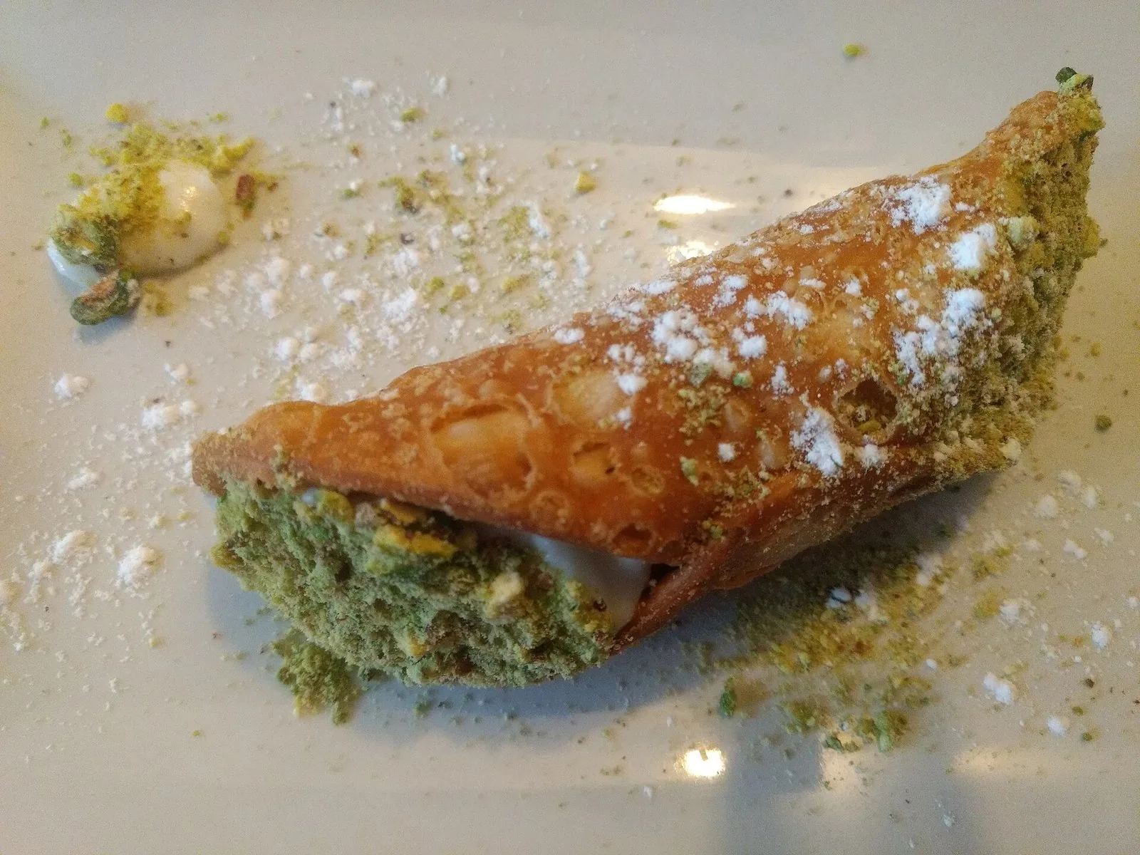 Vassoio di dolci tradizionali siciliani, cannoli e paste di mandorla