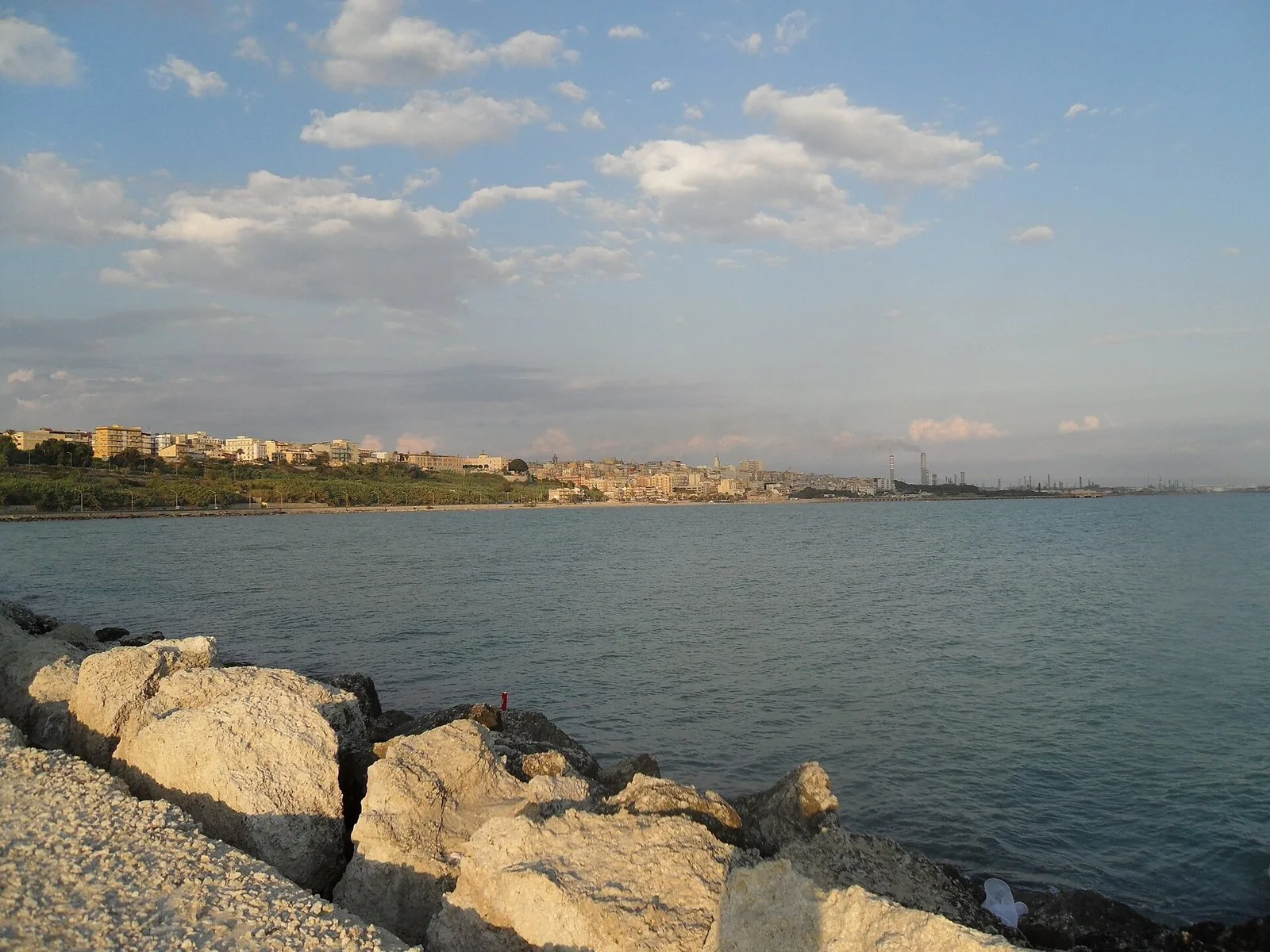 Veduta di Gela e della sua costa sabbiosa nel golfo di Gela