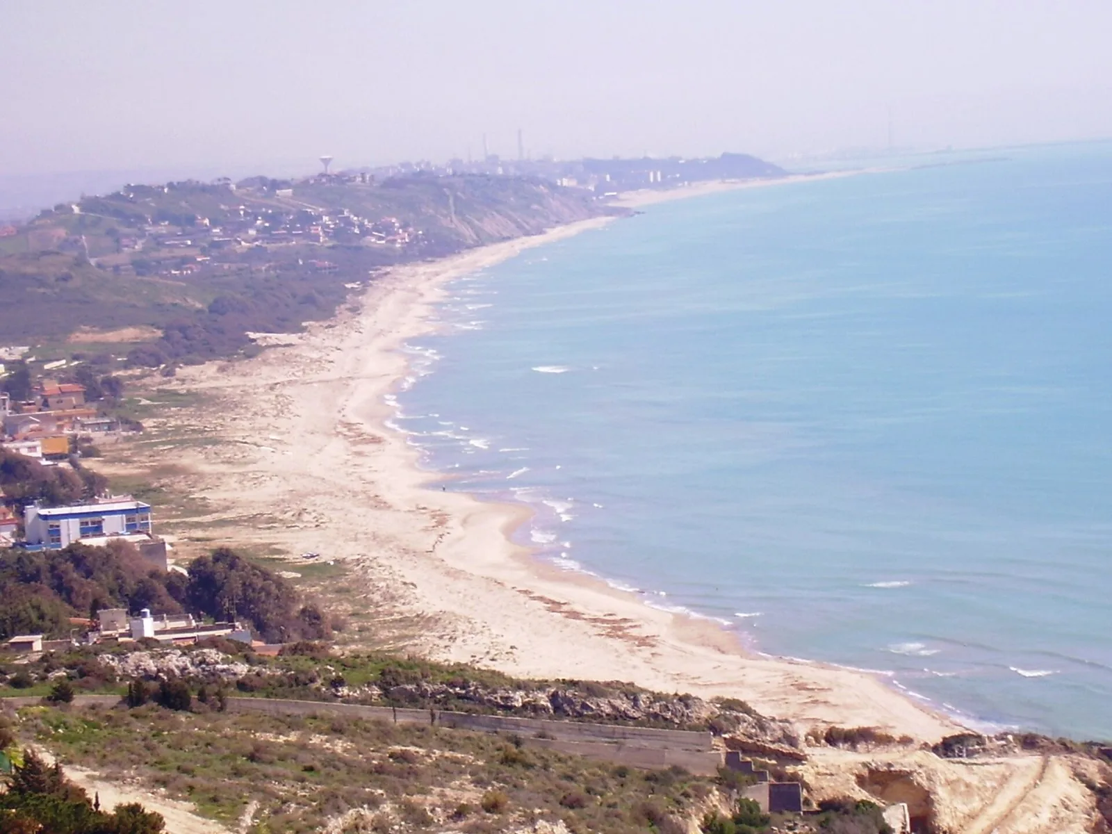 Dune sabbiose coperte di macchia mediterranea sulla costa del golfo di Gela