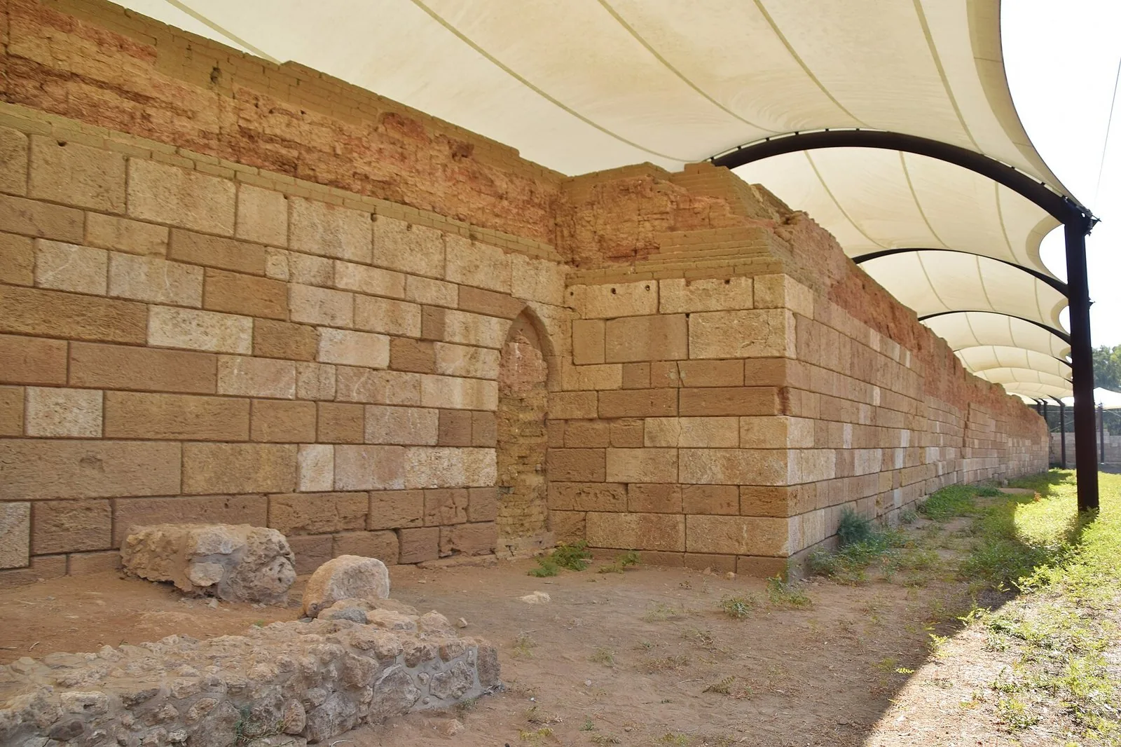 Il tratto conservato delle mura greche di Capo Soprano a Gela, con zoccolo in blocchi di pietra ed elevato in mattoni crudi