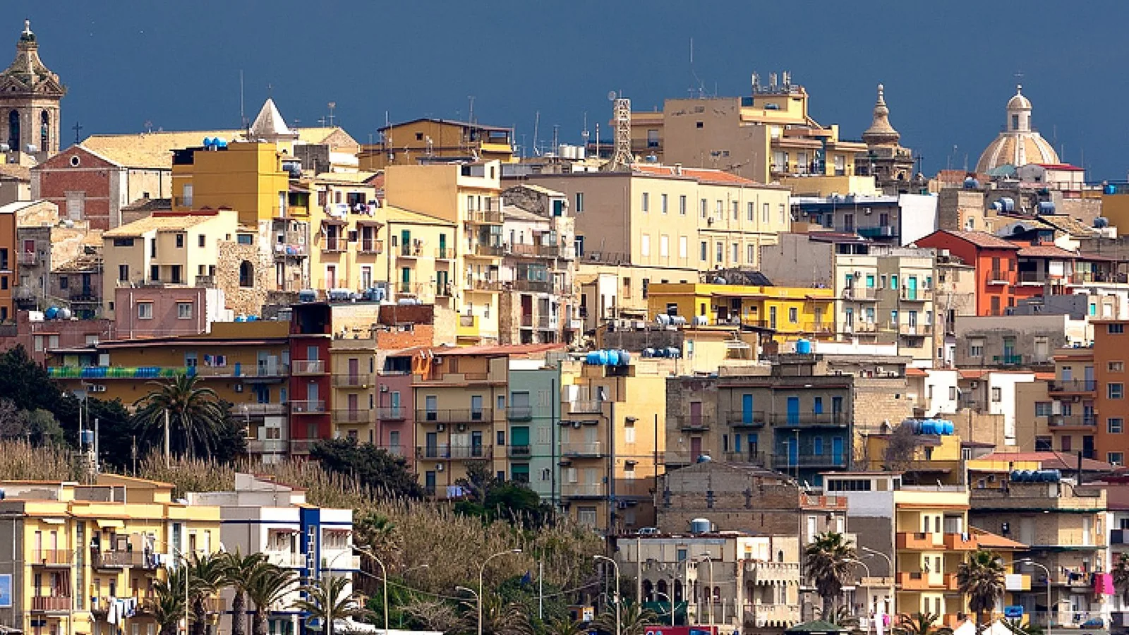 Case colorate affacciate sul mare nel centro abitato di Gela