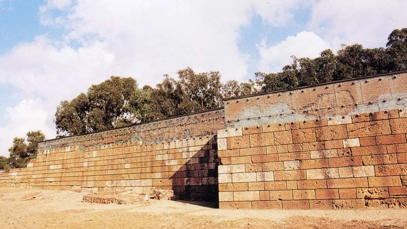 Le antiche mura greche in mattoni crudi di Capo Soprano a Gela
