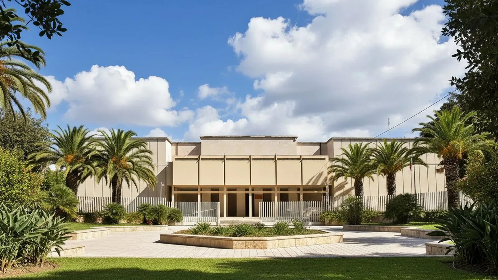 L'edificio del Museo Archeologico Regionale di Gela circondato da palme