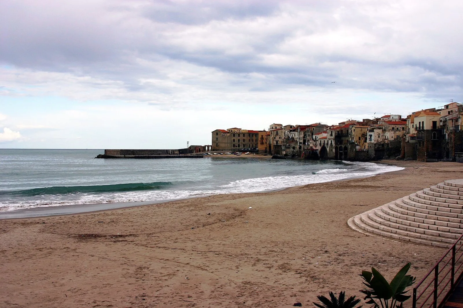 Il lungomare di Gela in una giornata invernale, con il mare mosso e cielo limpido