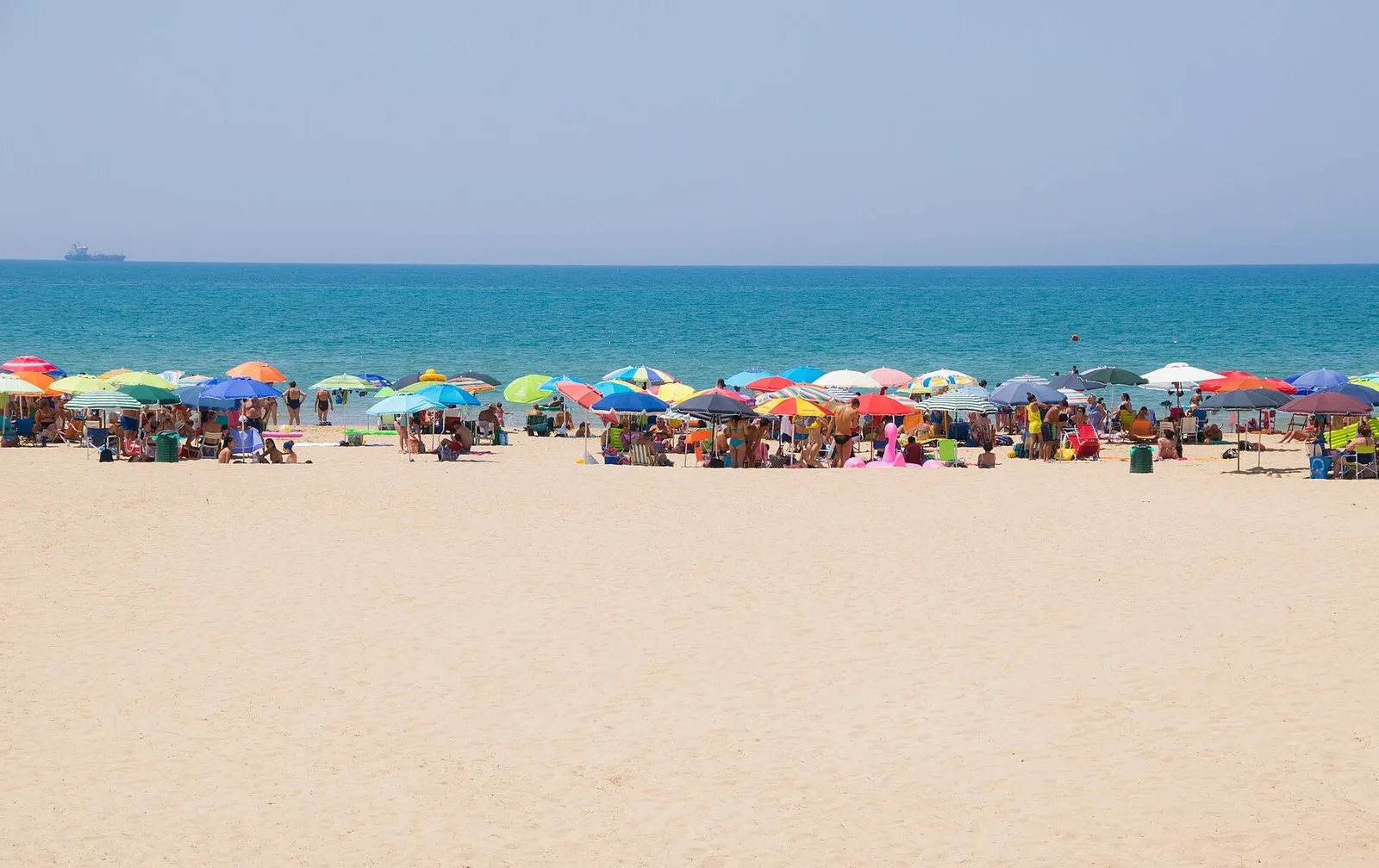 La lunga spiaggia sabbiosa del golfo di Gela in una giornata d'estate