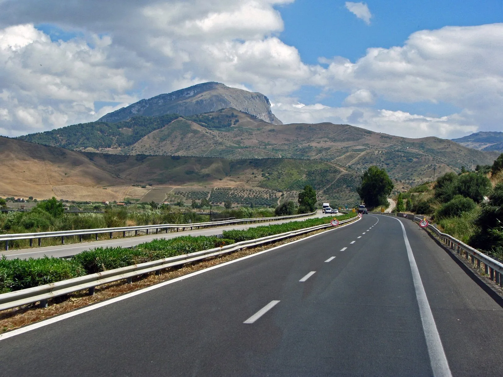 Strada statale che corre lungo la costa meridionale della Sicilia nei pressi di Gela